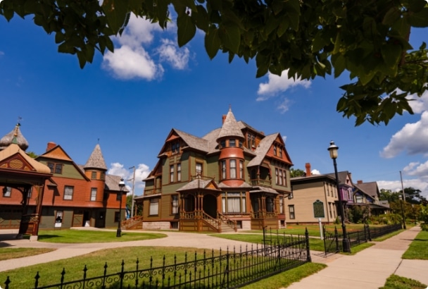 historic Muskegon, Michigan houses and sidewalks